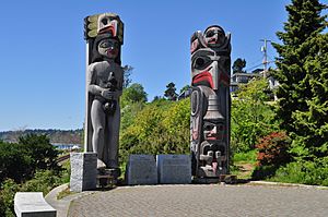 White Rock, BC - Coast Salish housepost and Haida totem pole 01