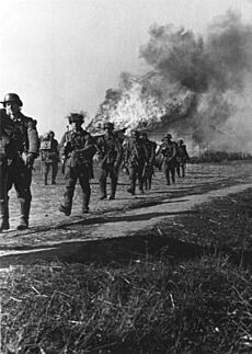 Bundesarchiv Bild 146-1989-030-27, Russland, Infanterie vor brennendem Haus