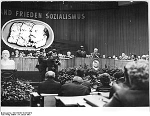 Bundesarchiv Bild 183-B0119-0010-072, Berlin, VI. SED-Parteitag, 5.Tag.jpg