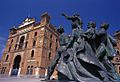 Fachada de la plaza de toros de Las Ventas con la estatua a homenaje a Antonio Bienvenida en primer plano