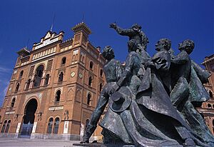 Fachada de la plaza de toros de Las Ventas con la estatua a homenaje a Antonio Bienvenida en primer plano