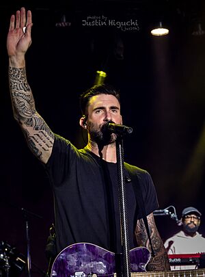 Maroon 5 11 19 2016 -60 (31101307782).jpg