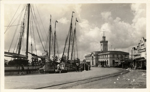 Zeilschepen aan de kade van Iloilo City, Western Visayas, in de Philippijnen, KITLV 1402351f