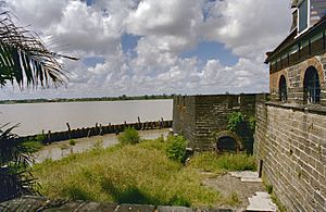 Zicht op buitenmuur aan de rivierzijde met zicht op bastion - Paramaribo - 20377866 - RCE.jpg