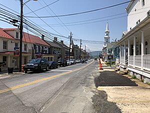 2019-05-19 13 09 05 View west along U.S. Route 40 Alternate (Main Street) just west of Maryland State Route 17 (Church Street) in Middletown, Frederick County, Maryland