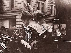 Alice Claypole Gwynne Vanderbilt and daughter Gertrude Vanderbilt, Newport 1895