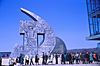 Expo 67, sculpture Faucille et marteau, aux abords du pavillon de l'URSS