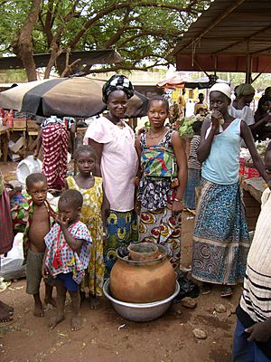 Gemüseverkäuferinnen mit Tonkrugkühler, Female vegetable sellers with clay pot cooler, vendeuses des légumes avec un canari frigo, Ouahigouya, Burkina Faso