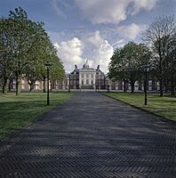 Overzicht voorgevel met gedeelte zijvleugels, vanaf de oprijlaan - 's-Gravenhage - 20358480 - RCE