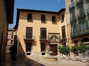 Plaça de sant Lluís Bertran de València, l'Almodí a l'esquerra, davant el palau dels Escrivà i a la dreta la casa natal de Lluís Bertran
