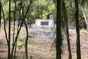 Placa y lugar donde fueron hallados los restos de seis combatientes en Chapultepec 1947 a