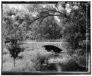 VIEW OF NORTH FACE OF BRIDGE, LOOKING SOUTH FROM DAM - Mill Bridge, Spanning Little Wolf River on Mill Street, Scandinavia, Waupaca County, WI HAER WIS,68-SCAN,1-2
