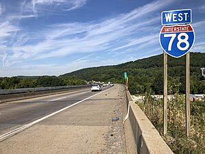 2022-08-16 08 31 14 View west along Interstate 78 just west of Exit 67 in Bethlehem, Northampton County, Pennsylvania