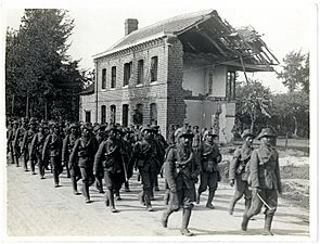 39th Garhwali Riflemen on the march in France (Photo 24-238)