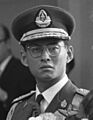 Aankomst Koning Bhumibol en Koningin Sirikit te Den Haag, Koning Bhumibol, Bestanddeelnr 911-6993 (cropped)