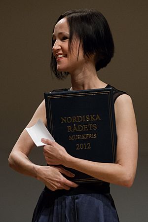 Anna Thorvaldsdottir . Prisutdelning vid Nordiska raoedets session i Helsingfors 2012.jpg