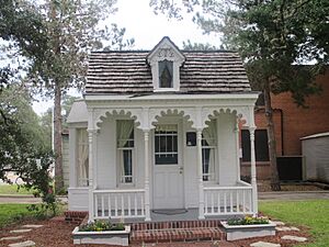 Historic Dietz-Castilla Doll House, Seguin, TX IMG 8170