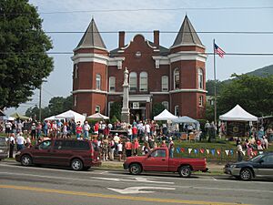 Independence va couthhouse during 4thJuly 2006