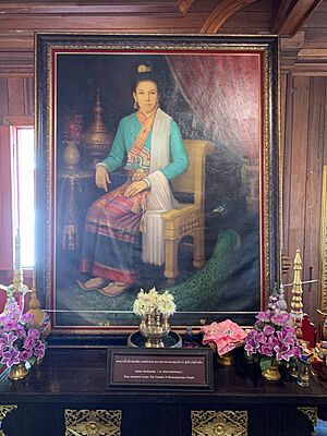 Inside the Ubosot, Wat Ming Mueang ภายในอุโบสถวัดมิ่งเมือง - พระนางอั๊วะมิ่งจอมเมือง (เทพคำข่าย)