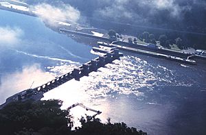 Mississippi River Lock and Dam number 9.jpg