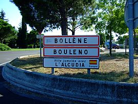 Entrance of Bollène. The 2nd sign shows the town name in Provençal. The 3rd one its town twinning.