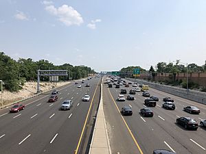 2021-07-07 15 15 56 View east along Interstate 76 (North-South Freeway) from the overpass for Camden County Route 634 (Market Street) in Gloucester City, Camden County, New Jersey