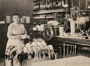 Françoise Fayolle préparant ses poulardes demi-deuil dans son restaurant du 73 rue Duquesne (Lyon) à la fin du XIXe
