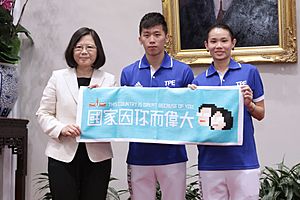 Lee Chih-Kai and Tai Tzu-Ying accepted souvenirs from President Tsai Ing-wen