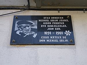 Manuel Irujo Ollo jaunaren jaiotetxean kokaturiko oroitarria, Done Jakue enparantza, Lizarra, Nafarroa, Euskal Herria