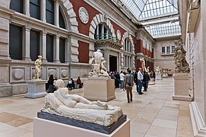 NYC - Metropolitan Museum - Carroll and Milton Petrie European Sculpture Court