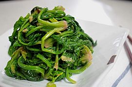 Sigeumchinamul (seasoned spinach side dish)