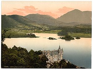 (Hotel and Ben Lui, Loch Awe, Scotland) (LOC) (3449513817)