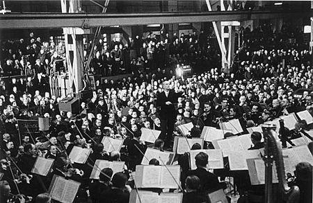 Bundesarchiv Bild 183-L0607-504, Berlin, Furtwängler dirigiert Konzert in AEG-Werk