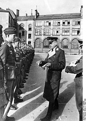 Bundesarchiv Bild 183-L06889, General Karl Kitzinger verleiht Eiserne Kreuze
