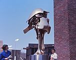 Expo 67, Anthropomotion lll , sculpture d' Olivier Strebelle, sur la place du pavillon de la Belgique
