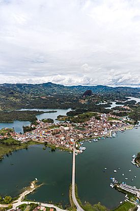 Aerial image of Guatapé and in the background the Piedra del Peñol