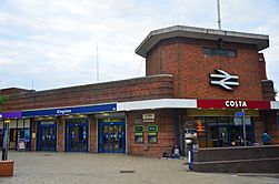Kingston railway station (28263286283)