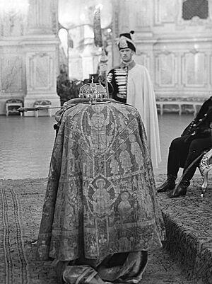 Királyi Palota bálterme, a közszemlére helyezett Szent Korona és a koronázási ékszerek. Fortepan 23009