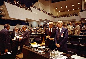 Photograph of President Gerald R. Ford and Members of the American Delegation Taking a Break at the Conference on Security and Cooperation in Europe in Helsinki, Finland - NARA - 7462031