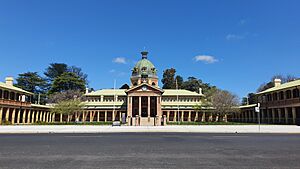 Bathurst Court House-Russel Street View