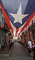 Calle La Fortaleza con bandera de Puerto Rico