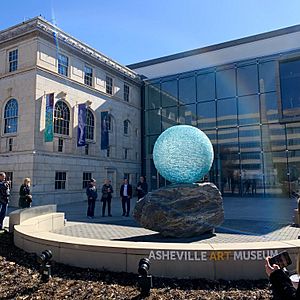 Henry-Richardson-Asheville-Art-Museum-plaza-glass-sculpture
