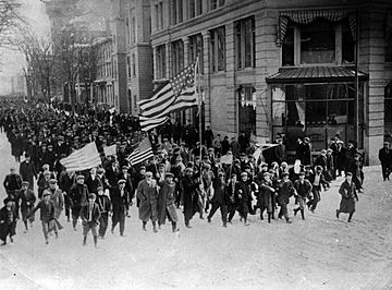 Lawrence strike, strikers, marching in the city 1912