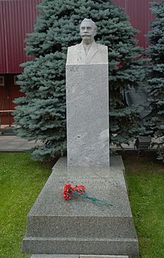 Semyon Budyonny grave kremlin wall necropolis july 2016 cropped
