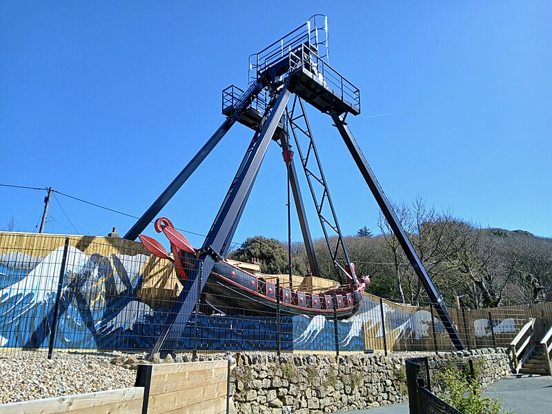 The Jolly Robin swinging ship