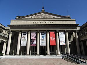 2016 fachada columnas Teatro Solís de Montevideo