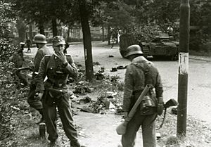 Duitse militairen zoeken naar uitrustingsstukken die bij de gevechten op 17 september in de straten zijn achtergebleven 2155 035325