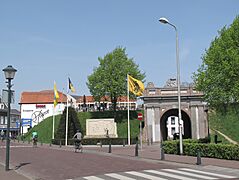 Hulst, de Gentse Poort in straatzicht RM22736 foto4 2013-05-06 14.05