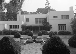 North elevation and garden - Walter Luther Dodge House, 950 North Kings Road, West Hollywood District, Los Angeles, Los Angeles County, CA HABS CAL,19-LOSAN,27-4