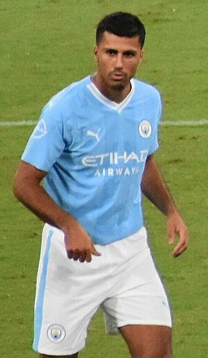 Yokohama F. Marinos - Manchester City (3-5) - 53075487835 (Rodri) (cropped)